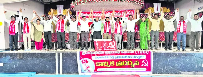 కార్మిక హక్కులను కాలరాస్తున్న ప్రభుత్వాలు