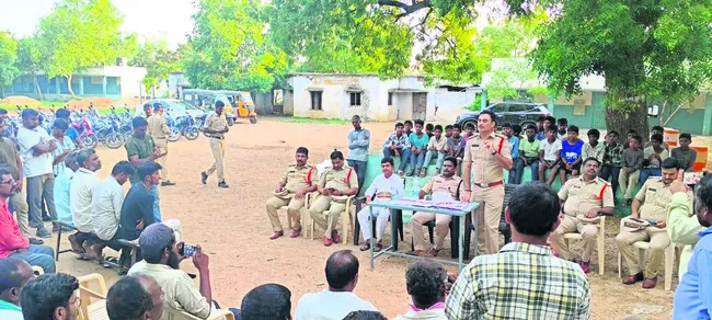 ప్రజలతో మమేకమవుతున్నారు