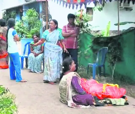 మృతదేహంతో రెండో రోజూ ఆందోళన