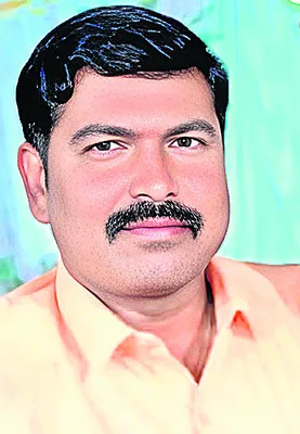 రెండు బైక్‌లు ఢీ..
