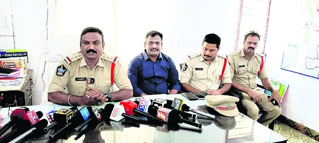 24 గంటల్లో బాలికల ఆచూకీ లభ్యం 