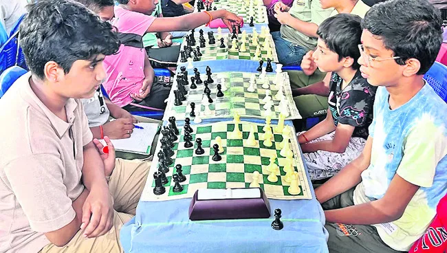 చెస్ పోటీల్లో విజేతలు కృష్ణ, సాత్విక