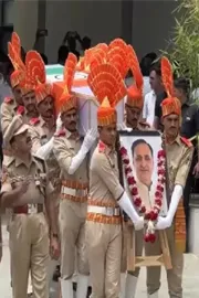 Former CM Vijay Rupani's wif, Anjali Rupani, bids an emotional farewell to her husband2