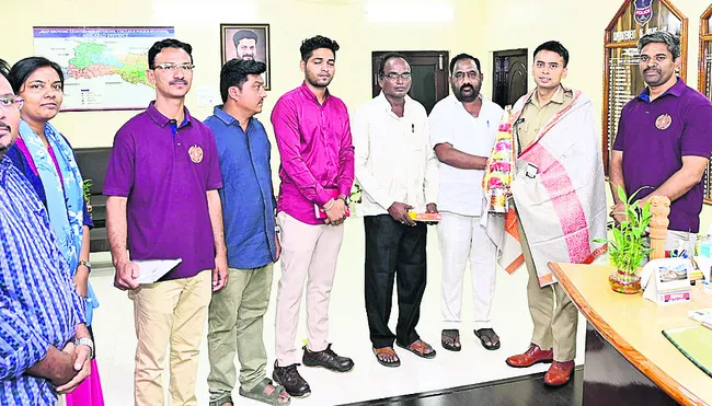 సైబర్ బాధితులకు నగదు అందజేత