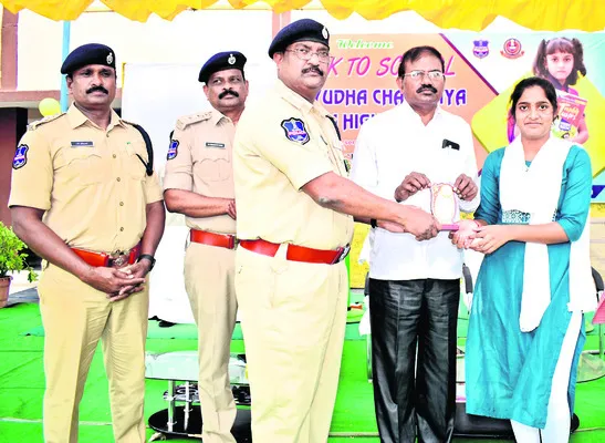 కష్టంగా కాదు.. ఇష్టంతో చదవాలి 