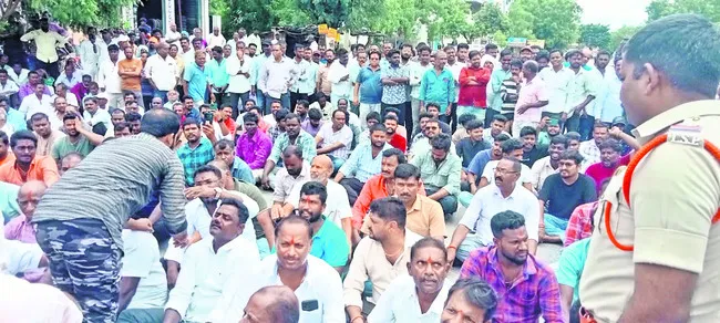దాడి చేసిన వారిని అరెస్టు చేయాలి