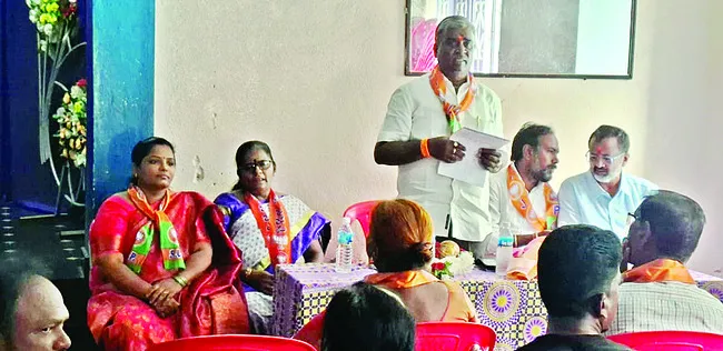 లబ్ధిదారులతో బీజేపీ నేతల సమావేశం 