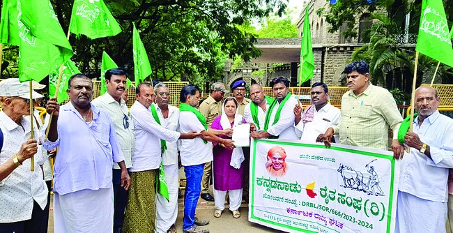 హెల్మెట్ తప్పనిసరి ఆదేశాలు వద్దు