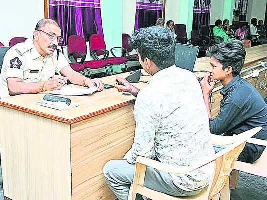 ఎస్పీ గ్రీవెన్స్కు 56 ఫిర్యాదులు