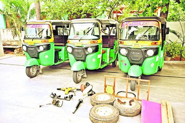 ఆటో దొంగల అరెస్టు
