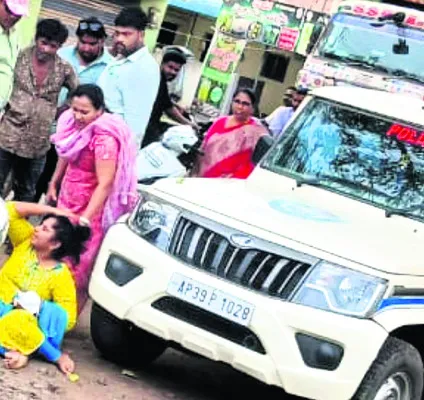 మహిళపై ప్రభుత్వ ఉద్యోగిని దాడి