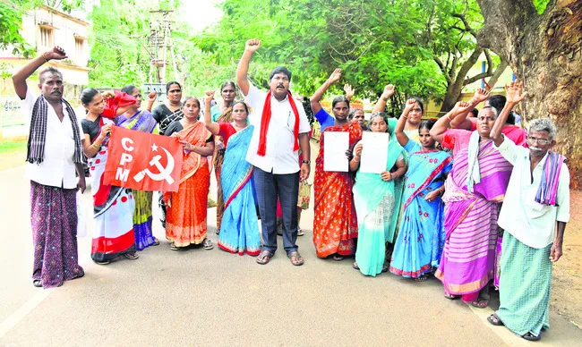 పేదల స్థలాల్లో పోలీస్స్టేషన్ నిర్మాణమా?