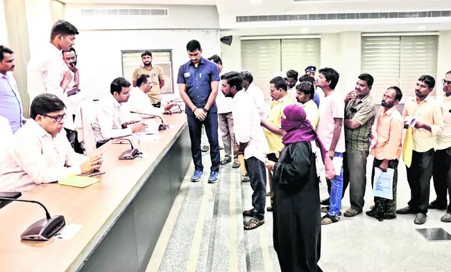 ఫిర్యాదులు త్వరగా పరిష్కరించాలి