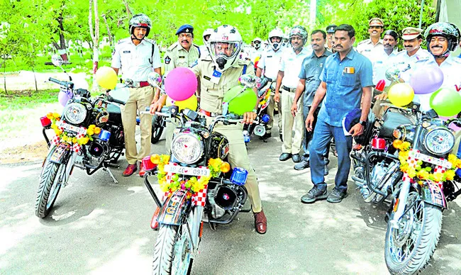 పోలీసు శాఖకు 33 అధునాతన మోటారు సైకిళ్లు కేటాయింపు