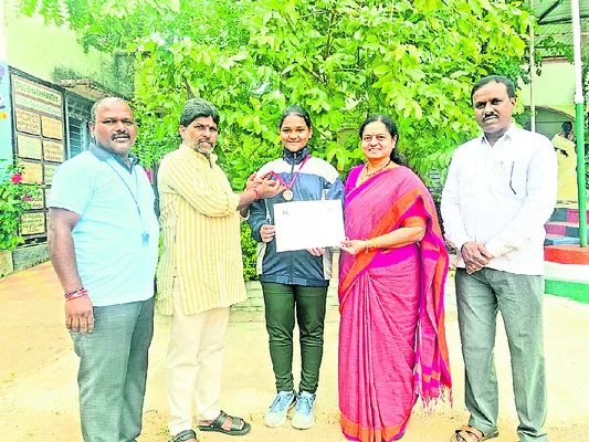 కలెక్టర్ను కలిసిన టీఎన్జీఓస్ నాయకులు