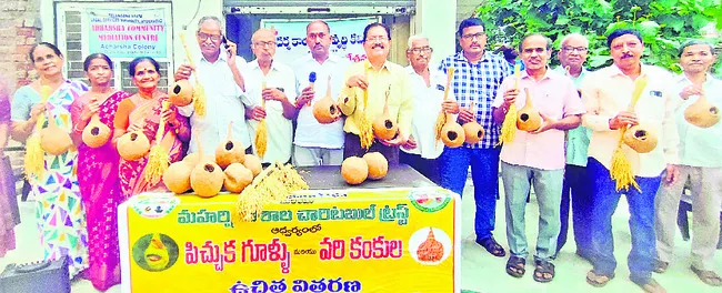 పిట్టగూళ్లు, వరి కంకుల పంపిణీ