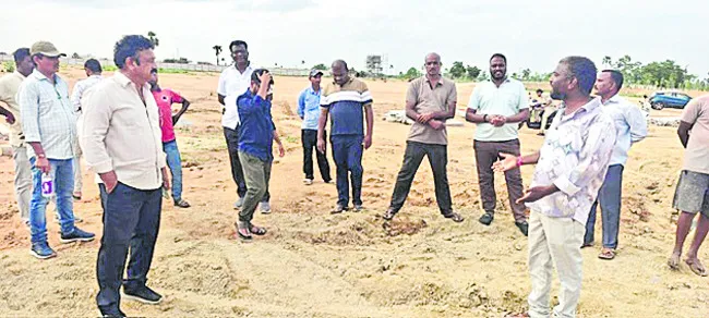 కాలువ కబ్జాపై నిలదీత