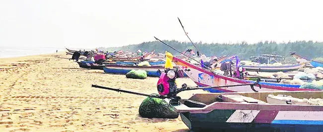 చేపల వేటకు ఆదిలోనే హంసపాదు