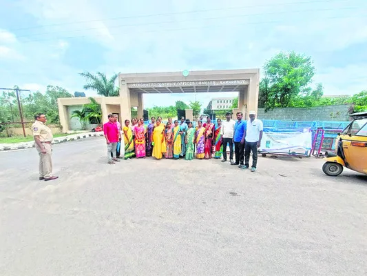 పాఠశాలను తరలించొద్దు