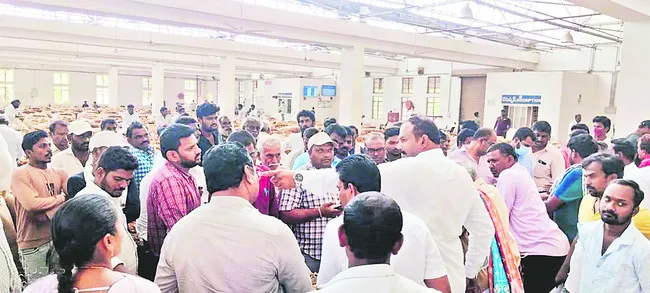 ఆగిసాగిన పొగాకు వేలం