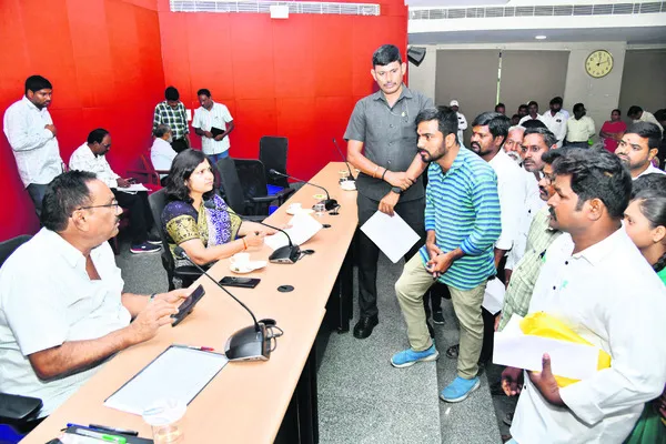 అర్జీలను సత్వరమే పరిష్కరించాలి: కలెక్టర్