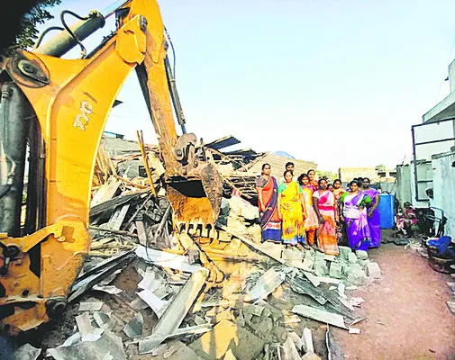 పేదల ఇళ్లపై కూటమి గద్దలు..