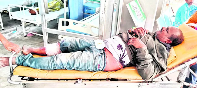 బైక్ అదుపుతప్పి వ్యక్తికి తీవ్ర గాయాలు