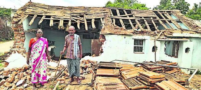 వృద్ధ దంపతుల ఇల్లు కూల్చివేత