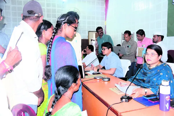 వినతులను గడువులోగా పరిష్కరించండి