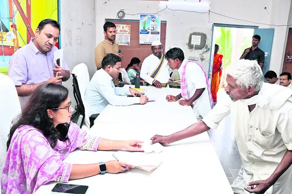 విరివిగా మొక్కలు నాటి కాపాడాలి