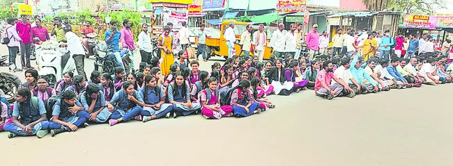 బస్సులు నడపాలని ఆందోళన
