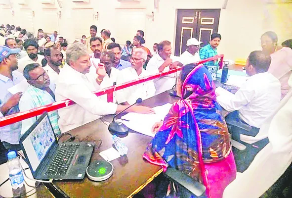 సీసీ రోడ్డు పగులకొట్టారు
