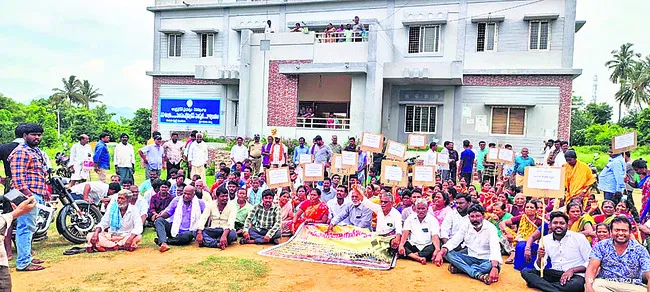 నిర్వాసితుల సమస్యలు పరిష్కరించాలి