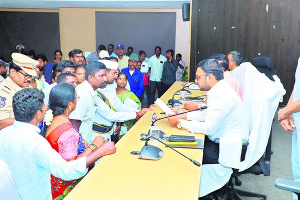 ప్రజావాణి దరఖాస్తులను పరిష్కరించాలి