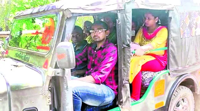 అటవీ శాఖ అనుమతి ఉన్న వాహనాల్లోనే..