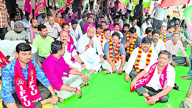 ఇంజినీరింగ్ వర్కర్స్ గోడు పట్టదా?