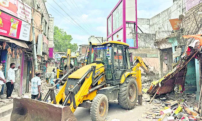 పోలీస్‌ బందోబస్తు మధ్య ‘విస్తరణ’