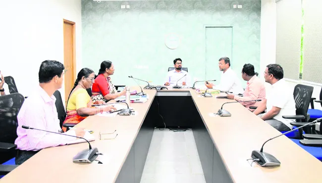 పాఠ్య పుస్తకాలు, యూనిఫామ్స్ పంపిణీ చేయాలి