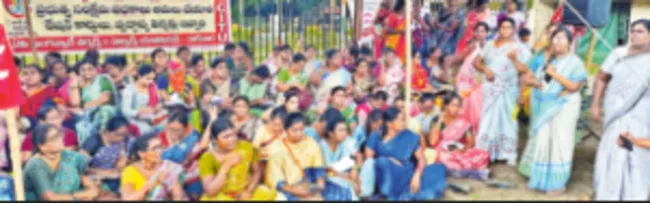 ప్రభుత్వ ఉద్యోగి జీతమైనా ఇవ్వండి