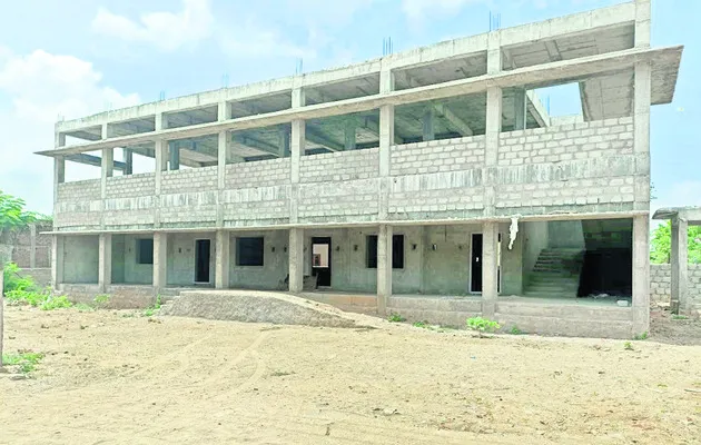 మూడేళ్లుగా నత్తనడకన