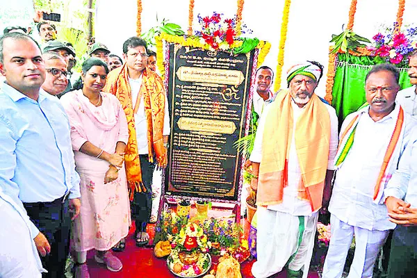 ఇల్లు, ఆదాయం లేని కుటుంబం ఉండొద్దు