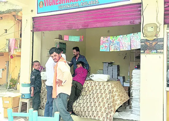 ● మితిమీరుతున్న ‘ప్రైవేట్’ ఆగడాలు ● బడిలోనే నోట్బుక్
