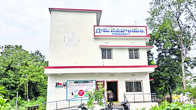సచివాలయ సిబ్బంది మెడపై కత్తి