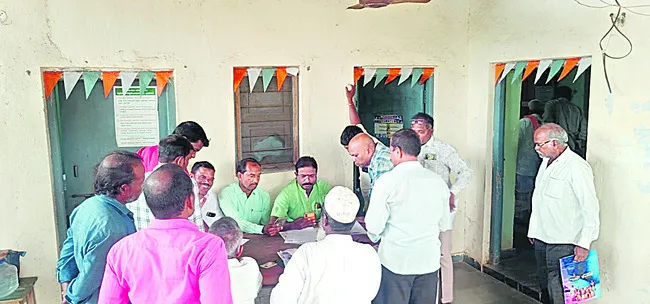 వ్యవసాయ కార్యాలయం వద్ద రైతుల సందడి