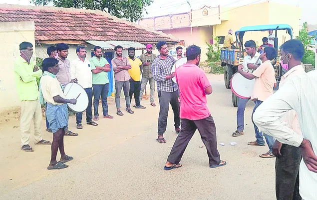 మానవత్వం చాటుకున్న గ్రామస్తులు