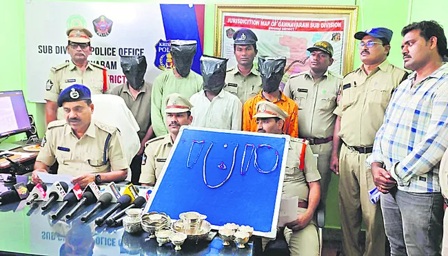 చోరీ కేసుల్లో నలుగురు నిందితుల అరెస్టు