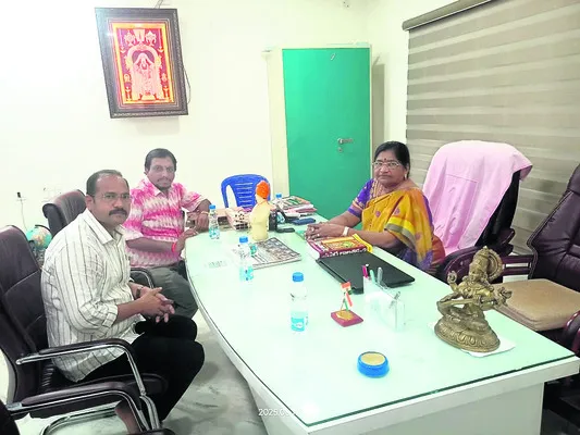 వైఎస్ జగన్ను కలిసిన జిల్లా నేతలు