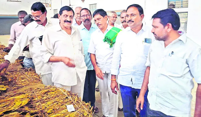 లోగ్రేడ్ పొగాకును ప్రభుత్వమే కొనాలి