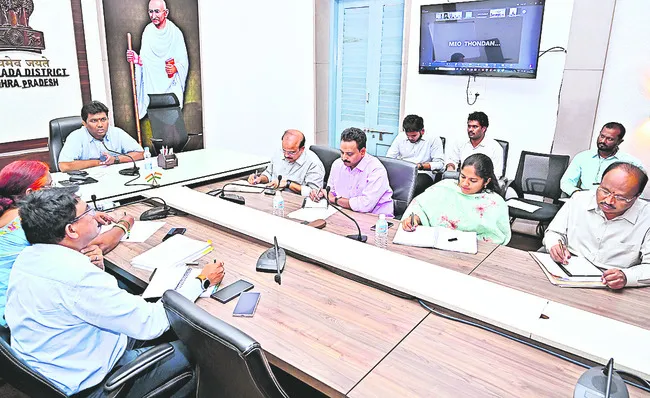 పాఠశాలల్లో సౌకర్యాలపై సమీక్ష