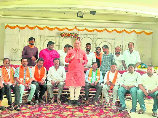 హామీలు నెరవేర్చి ‘స్థానిక’ ఎన్నికల్లో పోటీ చేయాలి